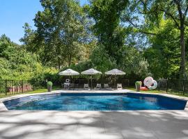 Renovated Retreat with Heated Pool, hotel em Redding