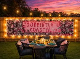 Chic dog-friendly coastal stay near Tropic Falls OWA, beach, fenced yard