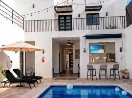 Casa Mundial 2026 for 20 people, 13 miles from Akron