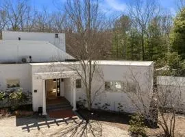 East Hampton 5BR Luxury Home with Heated Pool, Sauna Wine Room Near Beaches Stay