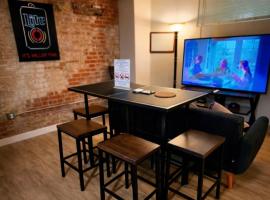 Rustic Detroit Retreat- Walk to Everything, Hotel in Detroit