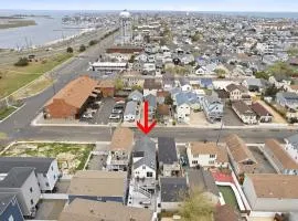 Beautiful renovated 2 Bedroom 2nd floor Condo 2 blocks to the beach and bay