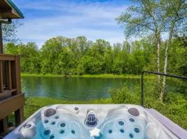 Riverfront Little Red Cabin, Hot Tub, World-class Trout Fishing, Views & Boat Access