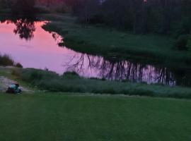 A River Runs Through It, hotel a Napanee