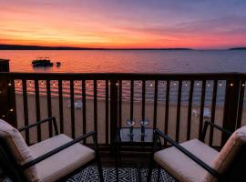 Surreal Views #328 Beach Pool AC Hot Tub, Hotel in Traverse City