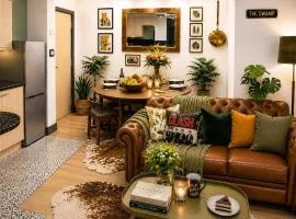 THE COURTYARD by Roccos Retreats with FREE parking and own entrance