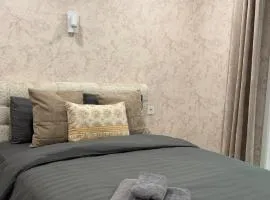 7 Min to Airport Apartment