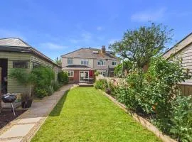 Stylish Coastal Cottage in Gurnard Dog Friendly Garden