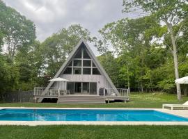 Luxury 5BR A frame w Heated Pool, Walk to Beach, Hotel in Hampton Bays