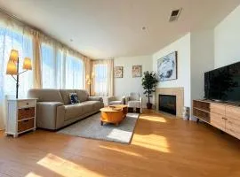 Spacious Private Bedrooms With Full Amenities Near Grocery Stores & Main Highway Routes