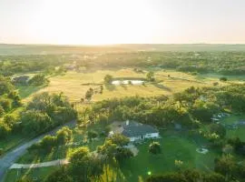 Private Luxury Getaway | Fire Pit | Near Weddings