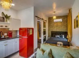 Great for Work! Chic & Cozy Los Angeles Unit