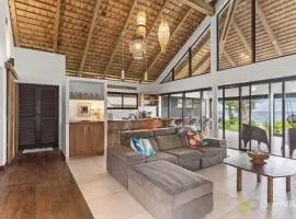Shoreline Haven: 1BR Bungalow by the Sea in Moorea