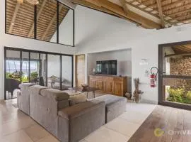 Seaside Paradise: 6BR Beachfront Haven in Moorea