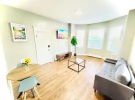 Floral Apartment by CityLux - 10 mins from Airport
