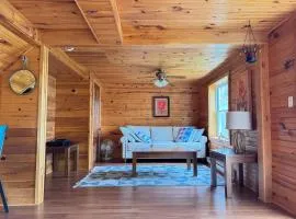 Cedarway Riverview Lodge-by Brudenell River overseeing golf course