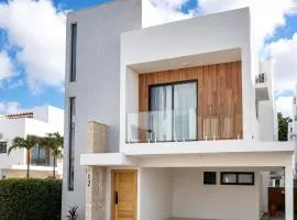 Modern Villa 2 BR Near Airport, Beaches, Dining