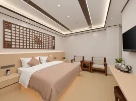 Superior Sunshine King Room