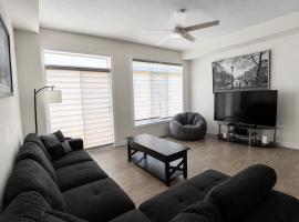Cozy Modern 2 Bedroom Smart Townhome in Innisfil with Free Parking, Full Kitchen and Laundry - Steps to Diners and Shops, 5 Min Drive to Innisfil Beach Park - Great for Couples & Families!, хотел в Innisfil