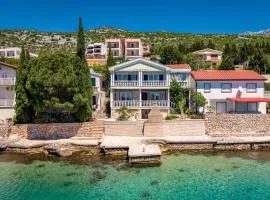 Holiday Home Seafront Escape - Happy Rentals