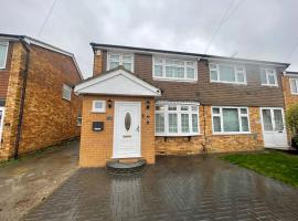 Home near London Heathrow, Slough,Windsor,Legoland, Hotel in Colnbrook