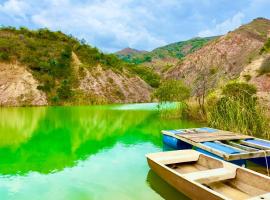 Hermosa cabaña rural con acceso a lago natural, 20 minutos de Villa de Leyva, hotel a Sáchica