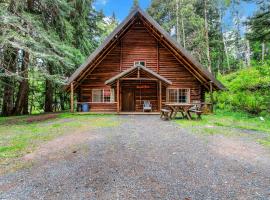 Log Cabin at Rainier Lodge (0.4 miles from entrance), khách sạn ở Ashford