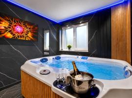 Luxor - Private Jacuzzi Boulevard Suites, Hotel in Hermannstadt