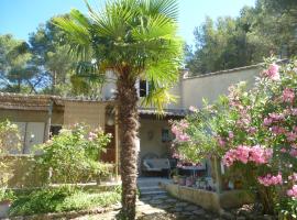 Shanti House Luberon, hotel v destinácii Cheval-Blanc