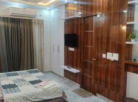 Ufairia Studios Bliss Chalets near Blue Sapphire โรงแรมในกาเซียบัด