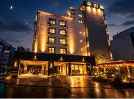 Hole in One Hotel