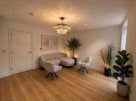 BRAND NEW! Stunning 3 Bedroom Apartment,sleep 8