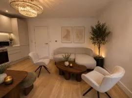 BRAND NEW! Stunning 3 Bedroom Apartment,sleep 8