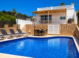 Hermosa casa con piscina cerca de la playa de Punta Prima, hotel i Punta Prima