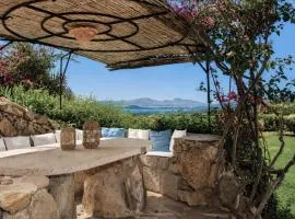 Amazing Two-Bedroom House with Sea View in Cala di Volpe