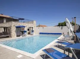 6-bedroom villa with Heated Pool near Pula