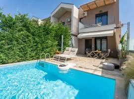 SithoniaRS Luxury Two Floor Maisonette with private Pool & Garden