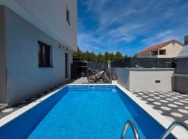 VillaMIA Croatia 10 Persons - heated pool - jacuzzi-boat tours-Luxury、スリマのホテル