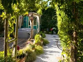 Cosy Garden Accommodation, Private Hot Tub & Four Poster Bed