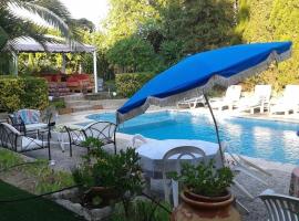 Studio indépendant en villa Calme, Jardins et Piscine à 5 min de la Mer, Hotel in Nizza