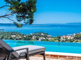 Vila Pantovcak with stunning views by Villas Guide, Hotel in Mundanije