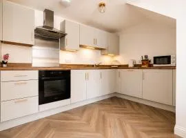 Slps 4 Modern Stay with King-Twin Beds, EV Pkg, Garden