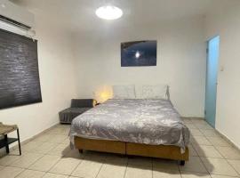 Zimmer 104 by Maya rooms โรงแรมในเนเว โซฮาร์