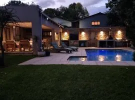 Luxury Solar Home - Pool, Pizza Oven & Garden