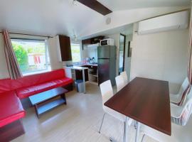 Camping les Avenières, hotel a Manthes