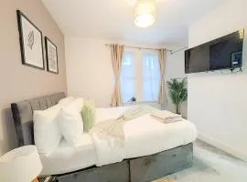 Luxury 3BR Home 20 Min to London Garden Wifi