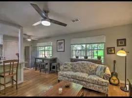 Pensacola Paradise - 3BR 2Full Bath cottage in upscale area 5 min to beach and downtown