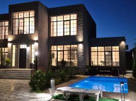 Luxury 4 bedroom villa close to the beach: Cǝnubi şehrinde bir otel