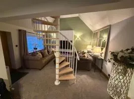 2 Bed Cottage - Sleeps 4 - Parking - Wifi