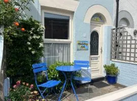 'Pavilion Cottage' next to Gorleston beach with sea views - pet friendly!